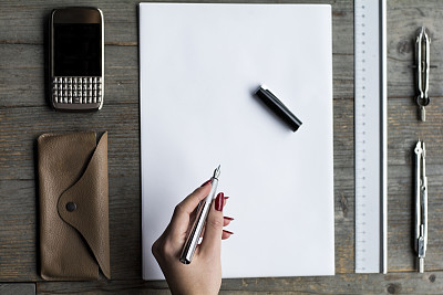 女人用铅笔写字图片下载