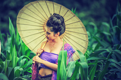 古泰国妇女在传统的泰国服装与复古图片下载