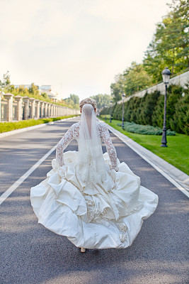 新娘穿着白色裙子在马路上奔跑图片下载