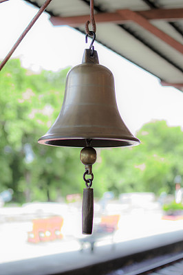 火车站的铜铃图片下载