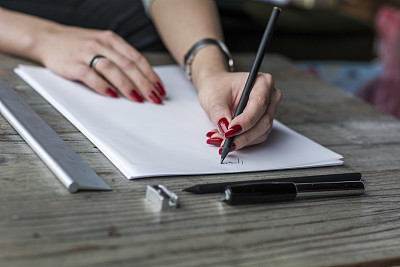 白纸上女人的笔迹图片下载