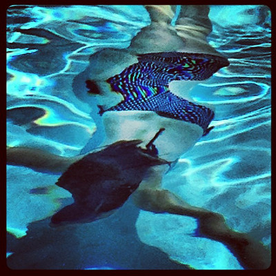 在水下游泳图片下载