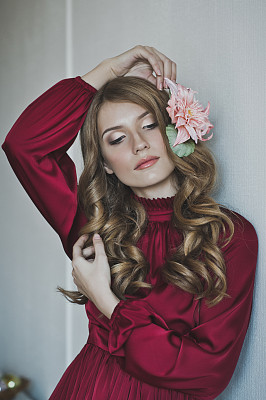 工作室里的漂亮女孩图片下载