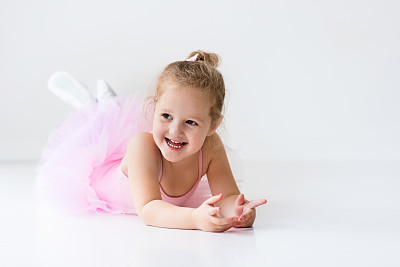 穿着粉红色芭蕾舞裙的小芭蕾舞者图片下载