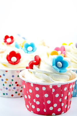 纸杯蛋糕上有黄油奶油糖霜。图片下载