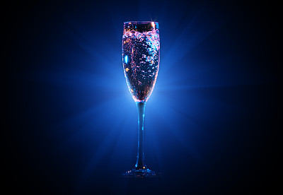香槟倒进玻璃杯图片下载