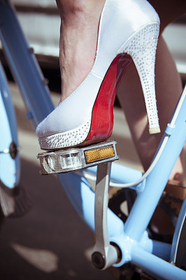 女脚在鞋和脚踏自行车图片下载