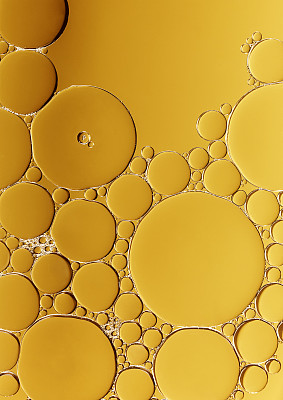 抽象的金色背景与气泡。图片下载