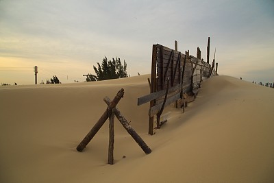 沙丘被人分割图片下载