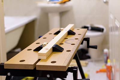 浴室工作台上的几块木头图片下载