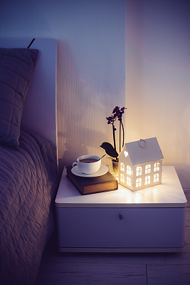 晚上舒适的卧室图片下载