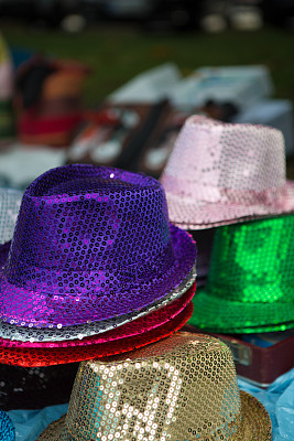 时髦的颜色和闪亮的帽子图片下载