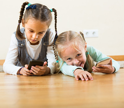女孩玩智能手机图片下载