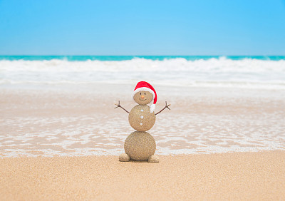 圣诞沙雪人在圣诞帽在热带海滩图片下载