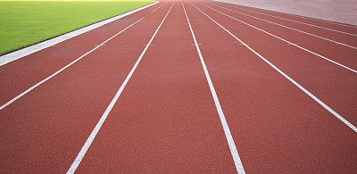 跑道跑步，运动场上的红色跑步机。软焦点图片下载