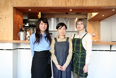 年轻的女同事图片下载