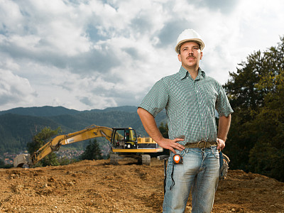 工作中的自信工程师图片下载