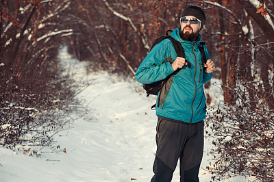 冬日森林里的背包客图片下载