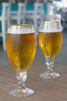 桌子上有两个啤酒杯图片下载