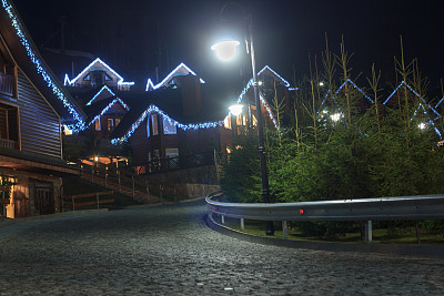 傍晚的街道上有公寓楼图片下载