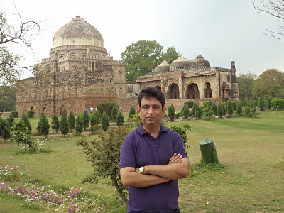 印度新德里，一名年轻的印度男子在洛迪花园图片下载