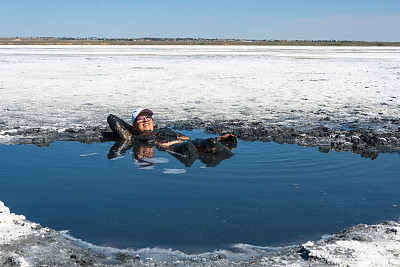这位女士接受了埃尔顿湖的泥浴治疗。图片下载