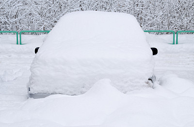车在雪下。图片下载