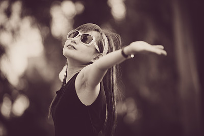 女人的自由图片下载