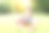 亚洲小女孩坐在草地上弹奏四弦琴图片下载