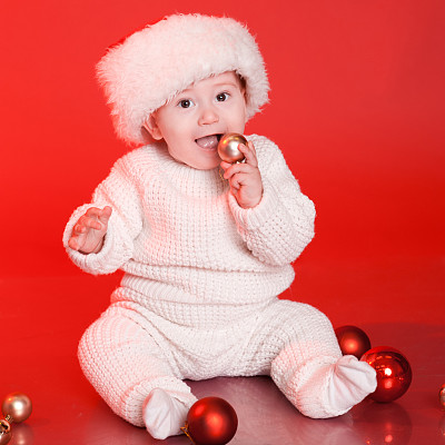 小男孩在玩圣诞球图片下载