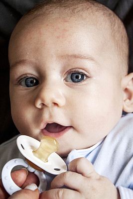 带着奶嘴的快乐宝宝图片下载