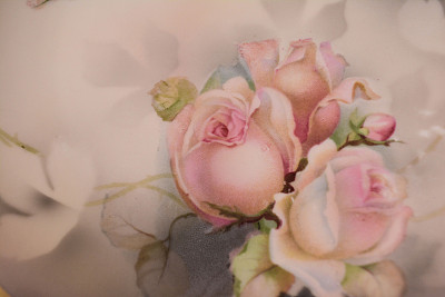 古董盘子上的粉色玫瑰图片下载