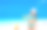 小女孩在热带海滩上玩水枪图片下载