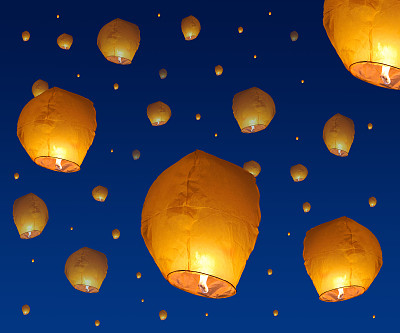 许多黄色的纸灯笼在夜空中图片下载
