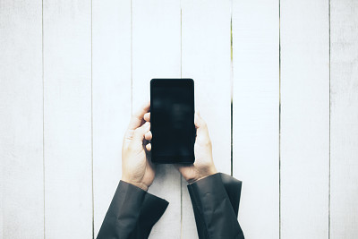 木头上的黑色手机图片下载