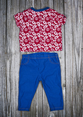 童装- t恤和牛仔裤图片下载