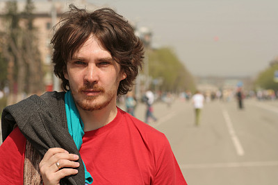 穿红色t恤的男人图片下载