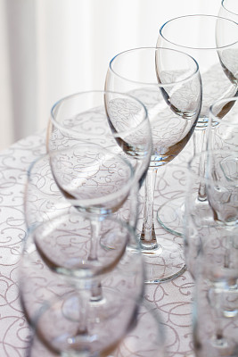 一排空酒杯图片下载