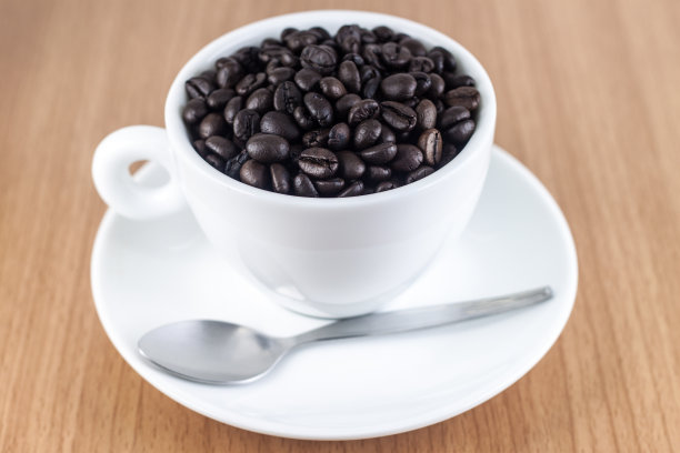 咖啡杯里的咖啡豆图片下载