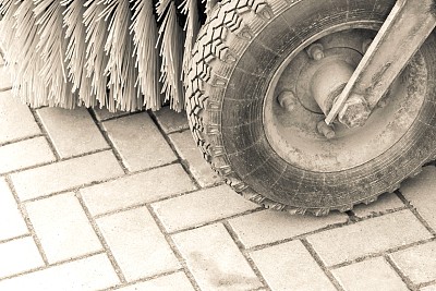 清洁街道和人行道的市政车辆图片下载