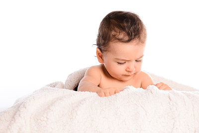 孤立的工作室肖像白色背景可爱的幼童小男孩玩图片下载