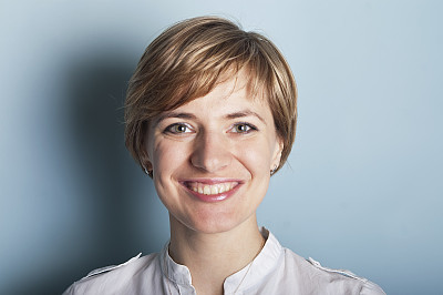 开心笑的女人图片下载