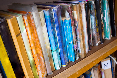 图书馆书架上的书图片下载