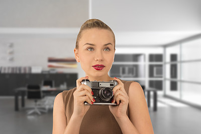 拿着相机的女孩图片下载