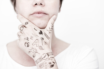 女人的手乱涂乱画图片下载