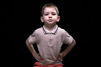 金发小男孩，双手叉腰图片下载