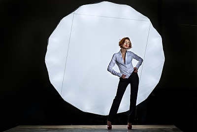 那个漂亮时髦的红头发女孩涂着红色的口红图片下载