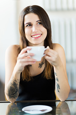 有纹身的女人在喝咖啡图片下载