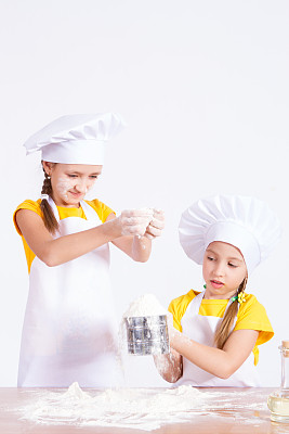 两个女孩揉面团，面粉，鸡蛋图片下载