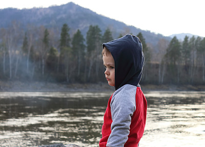 男孩在山中的河边图片下载